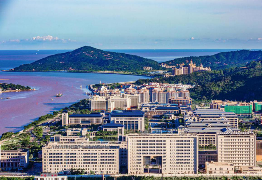 横琴还建有澳门大学新校区。校区占地1.09平方公里，以围墙和人工河与横琴岛其他区域相隔离，通过人车两用的河底隧道与澳门连接，校园内法规制度标准等使用澳门标准。是“一国两制”的创新实践。粤澳双方将探索在澳门大学横琴校区与合作区之间建设新型智能化口岸，高度便利澳门大学师生进出合作区。