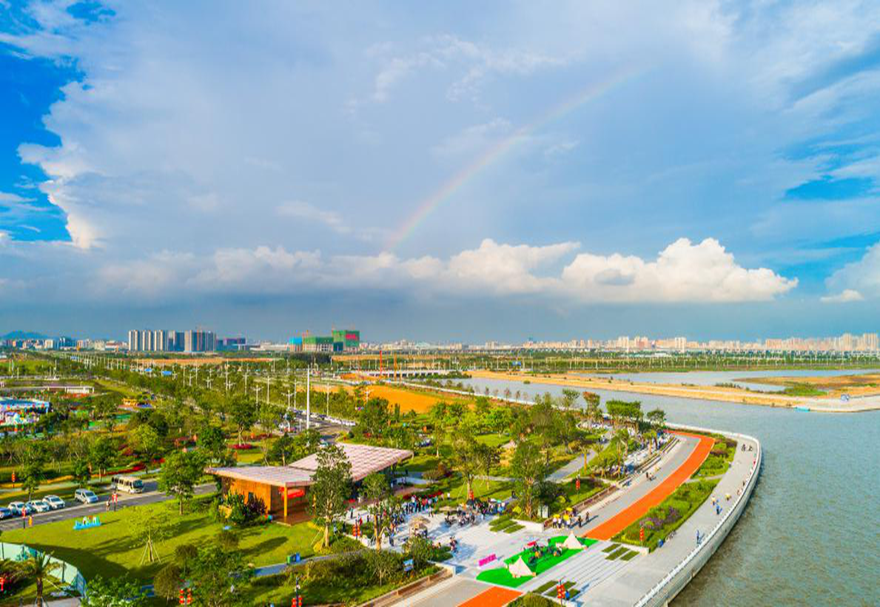 据规划，滨海湾新区将打造一个港澳码头、两条城际轨道、四条高速铁路、六条高速公路、八条地铁汇集的复合交通条件。未来在滨海湾新区，可以形成广深港“半小时通勤圈”。图为滨海湾滨海景观活力长廊。?