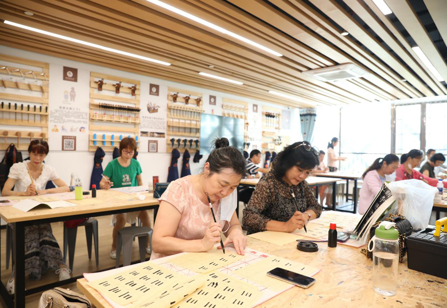 为了共同打造美丽家园，横琴还主动引进澳门街坊会联合总会，为在横琴工作、生活的澳门居民提供具有澳门特色的服务手法和理念。特别是社区长者饭堂政策，可惠及常住横琴的澳门长者，同时还可享受与横琴本地户籍居民同等的优惠补贴。图为澳门居民在横琴参加社区活动。