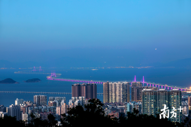 一桥飞架三地，港珠澳大桥的建成使得粤港澳三地联系更加紧密。