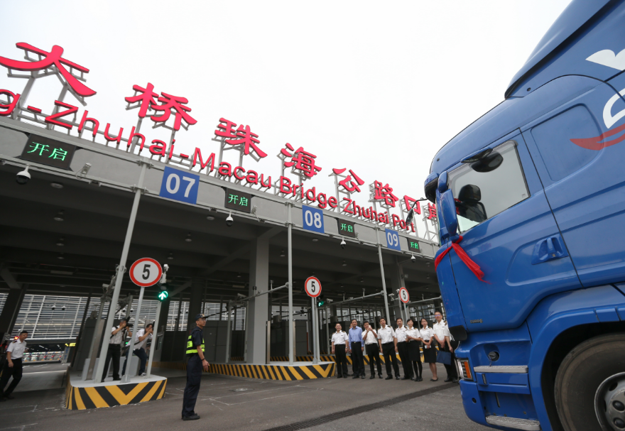 珠海发挥港珠澳大桥联通优势及洪湾中心渔港枢纽作用，建设粤港澳大湾区海产品交易中心，推动珠海渔业产值超80亿元、同比增长9.4%。图为港珠澳大桥珠海公路口岸。