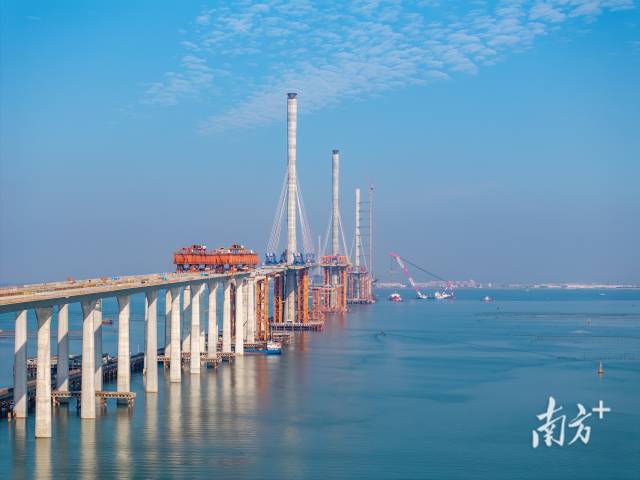 黄茅海跨海通道西引桥节段梁架设现场。