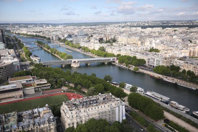 法国巴黎塞纳河和城市景观。新华社 发
