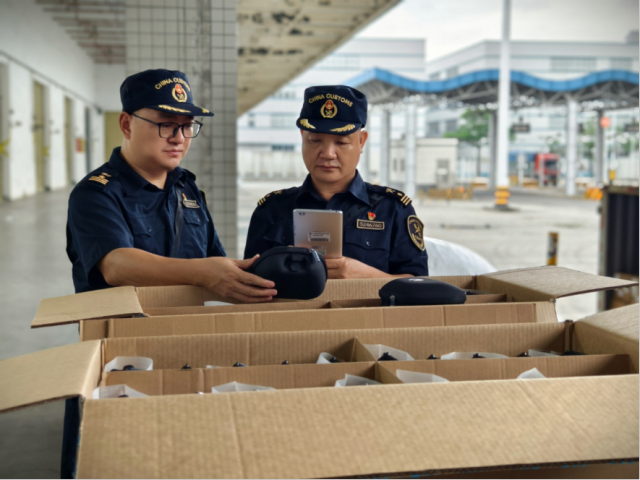 沙田海关关员对经“东莞-香港国际空港中心”出口货物车辆进行监管。邓丽红 摄