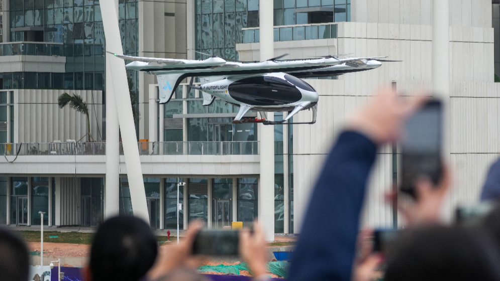 今年2月，全球首条跨海跨城电动垂直起降航空器在深圳、珠海成功试航。摄影：钱文攀