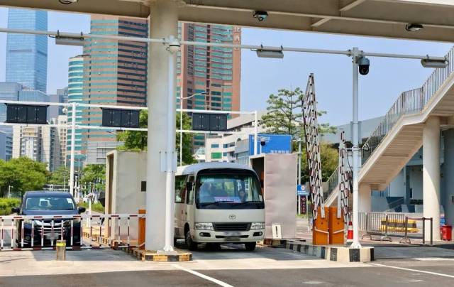   河套合作区首班深港跨境巴士发往香港