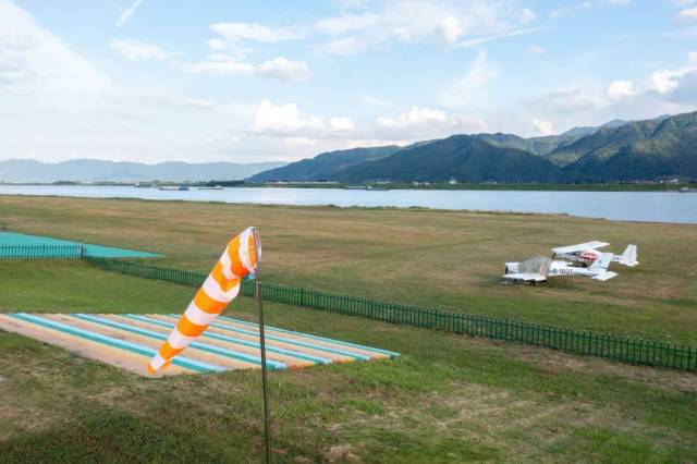 以鼎湖区砚洲岛等为代表的水陆空运动旅游基地，给肇庆市民游客带来新鲜的旅游体验。廖文奕 摄