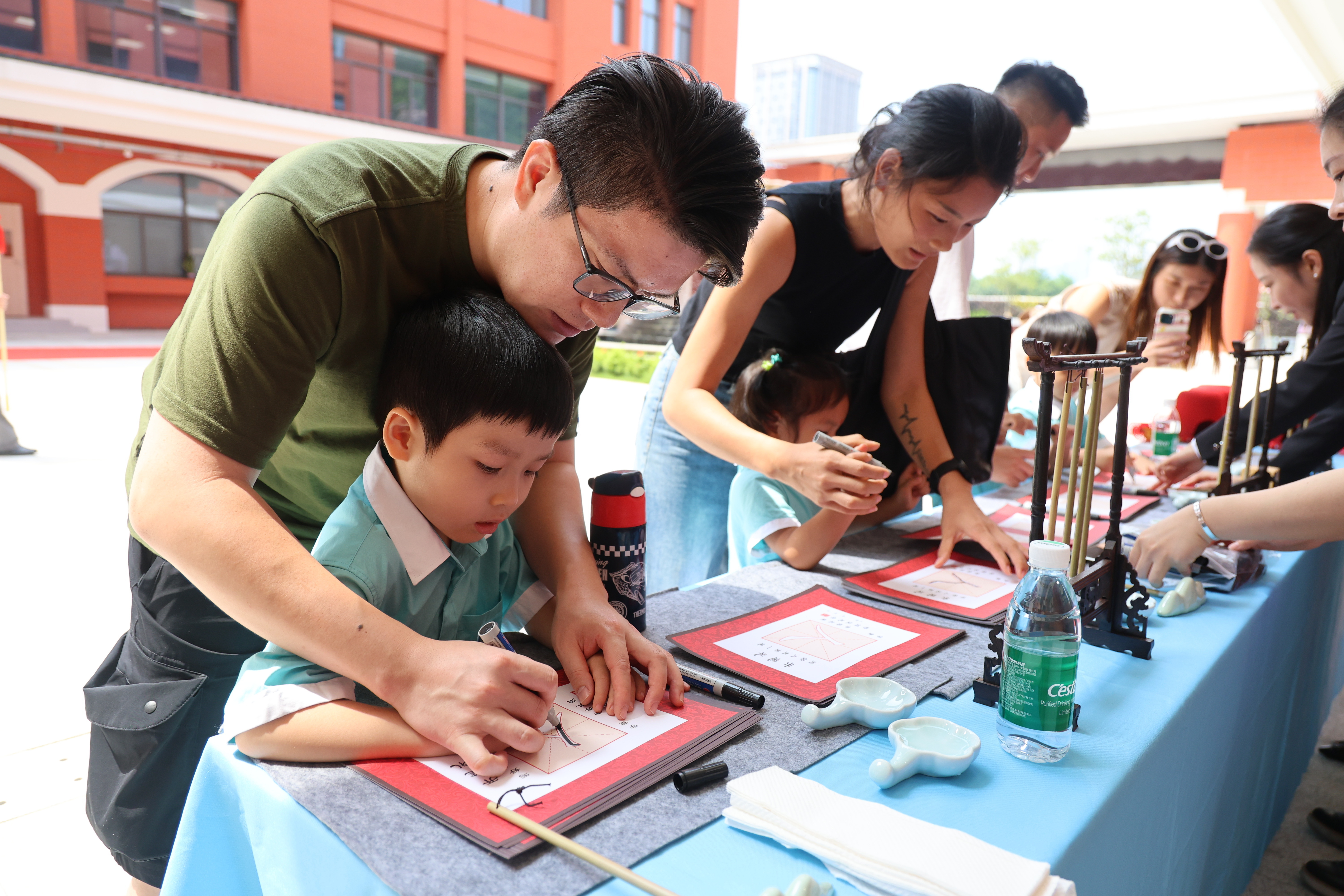 2024年9月3日，在濠江中学附属横琴学校，师生一同参加升旗仪式。南方日报记者 关铭荣 摄 (2)