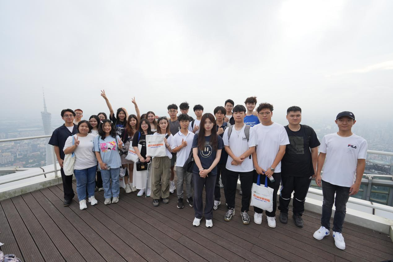 港澳台实习生在109层观景台合影留念