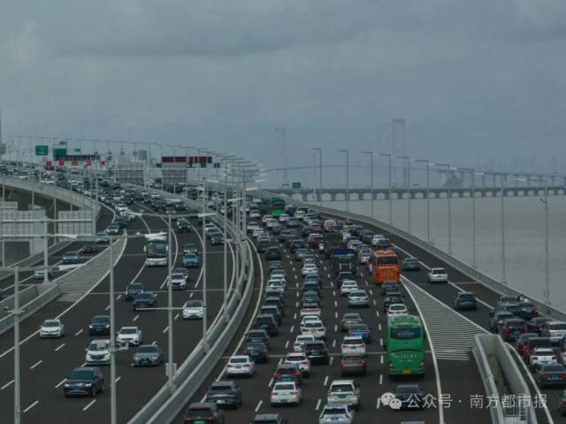 2024年6月30日，深中通道通车首日，迎来火爆车流。