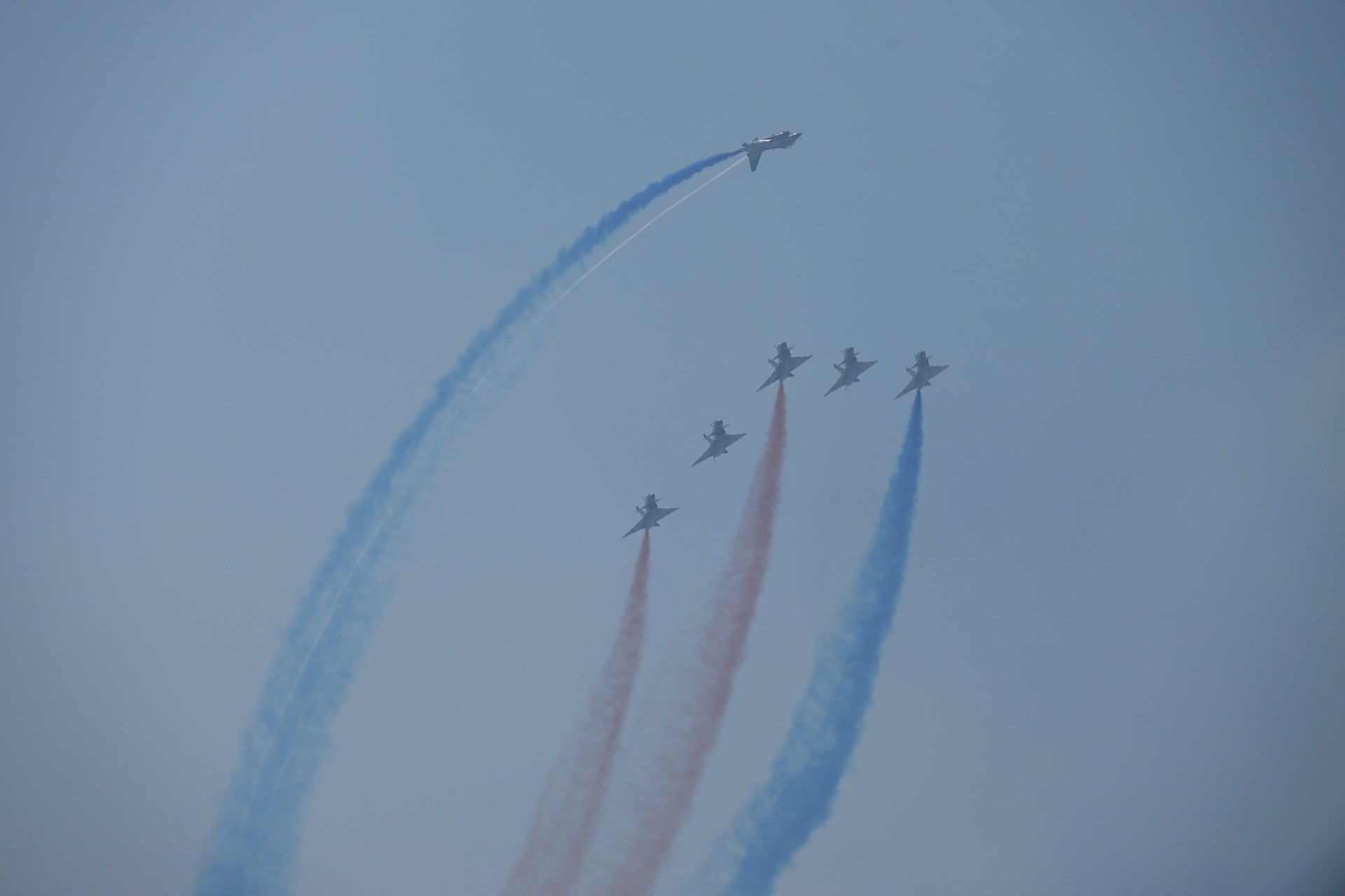 China’s Bayi Aerobatic Team performs at Airshow China 2024 on November 12, 2024. 袁子翔 拍摄