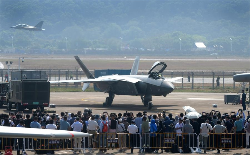 Zhuhai: caças furtivos da China e da Rússia encenam apresentação durante o Airshow China