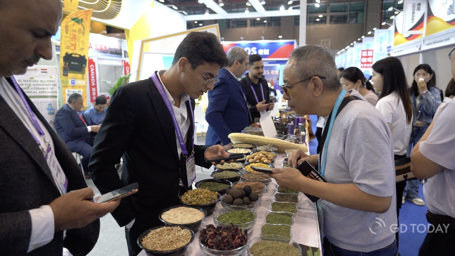 Attendees explore products and forge business partnerships at the 19th CISMEF. 曾湘星 拍摄