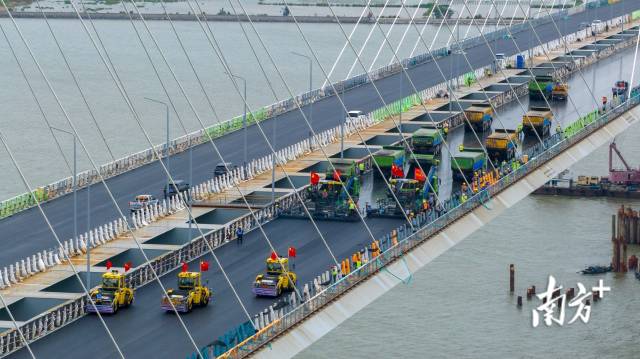 黄茅海跨海通道项目正在进行钢桥面沥青摊铺。 黄茅海跨海通道项目正在进行钢桥面沥青摊铺。