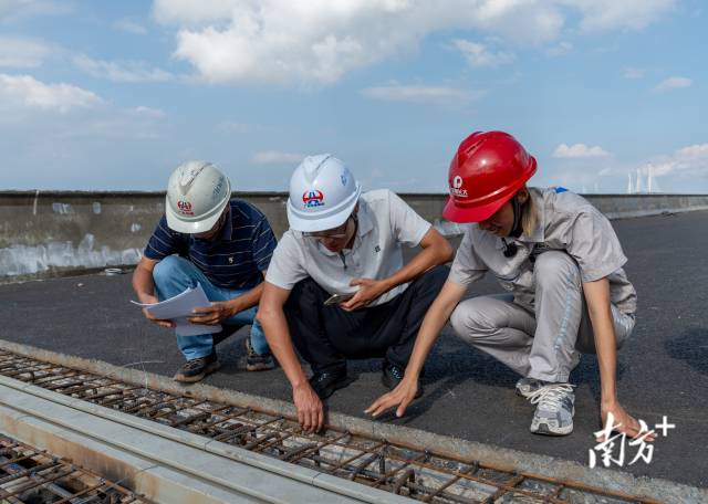 9月27日，黄茅海跨海通道上，马倩倩正在陪同业主验收伸缩缝。