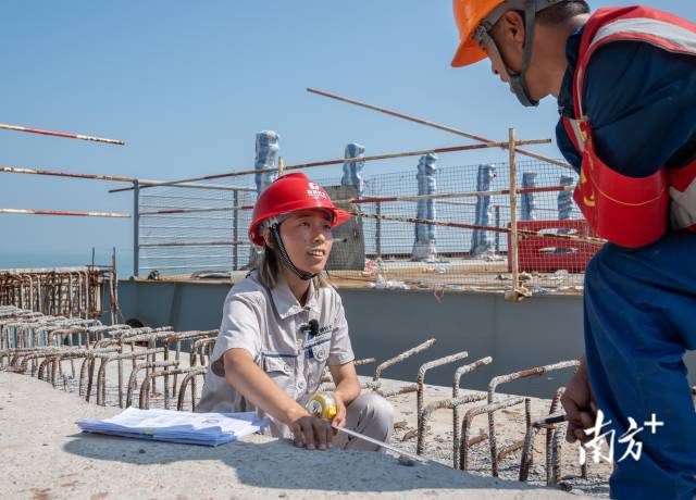 9月27日，黄茅海跨海通道上，马倩倩正在检查伸缩缝施工进度。