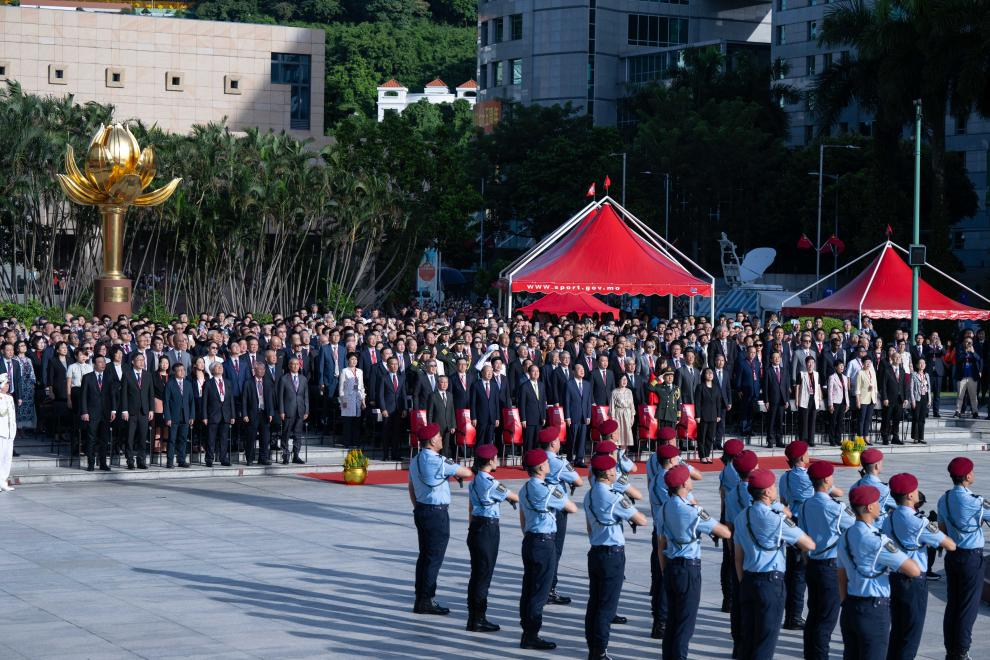 2024年10月1日，澳门特别行政区政府在金莲花广场隆重举行升旗仪式，庆祝中华人民共和国成立75周年。新华社记者 张金加 摄