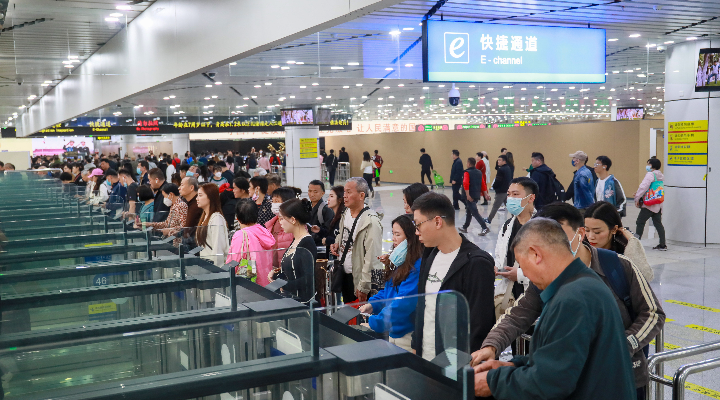 澳门回归祖国25年往来珠澳人员总量近28亿人次