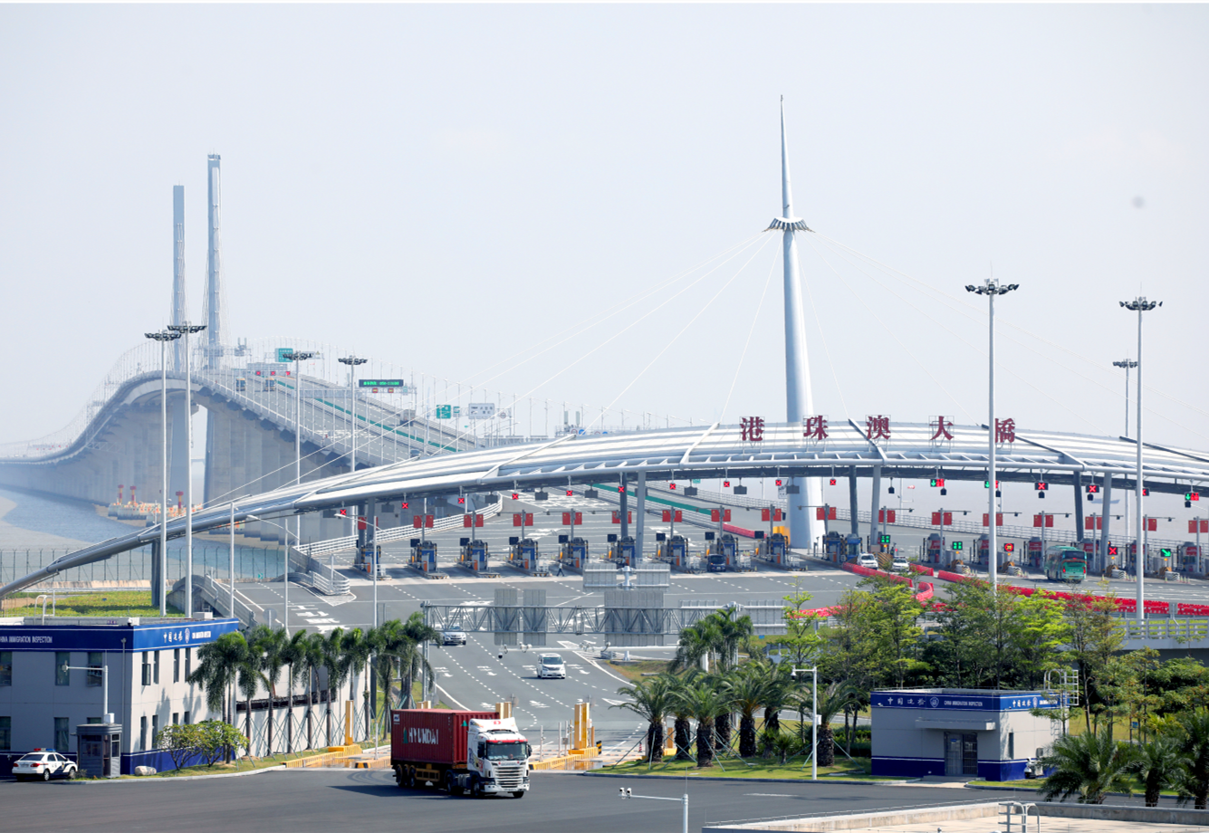 港珠澳大桥采取“三地三检”的通关模式，实行24小时通关。三地口岸由粤港澳三地政府各自负责设立和管理，均位于各自属地内，其中珠海、澳门之间采取“合作查验、一次放行”的创新模式，旅客只需要排一次队就可完成双方边检查验手续。